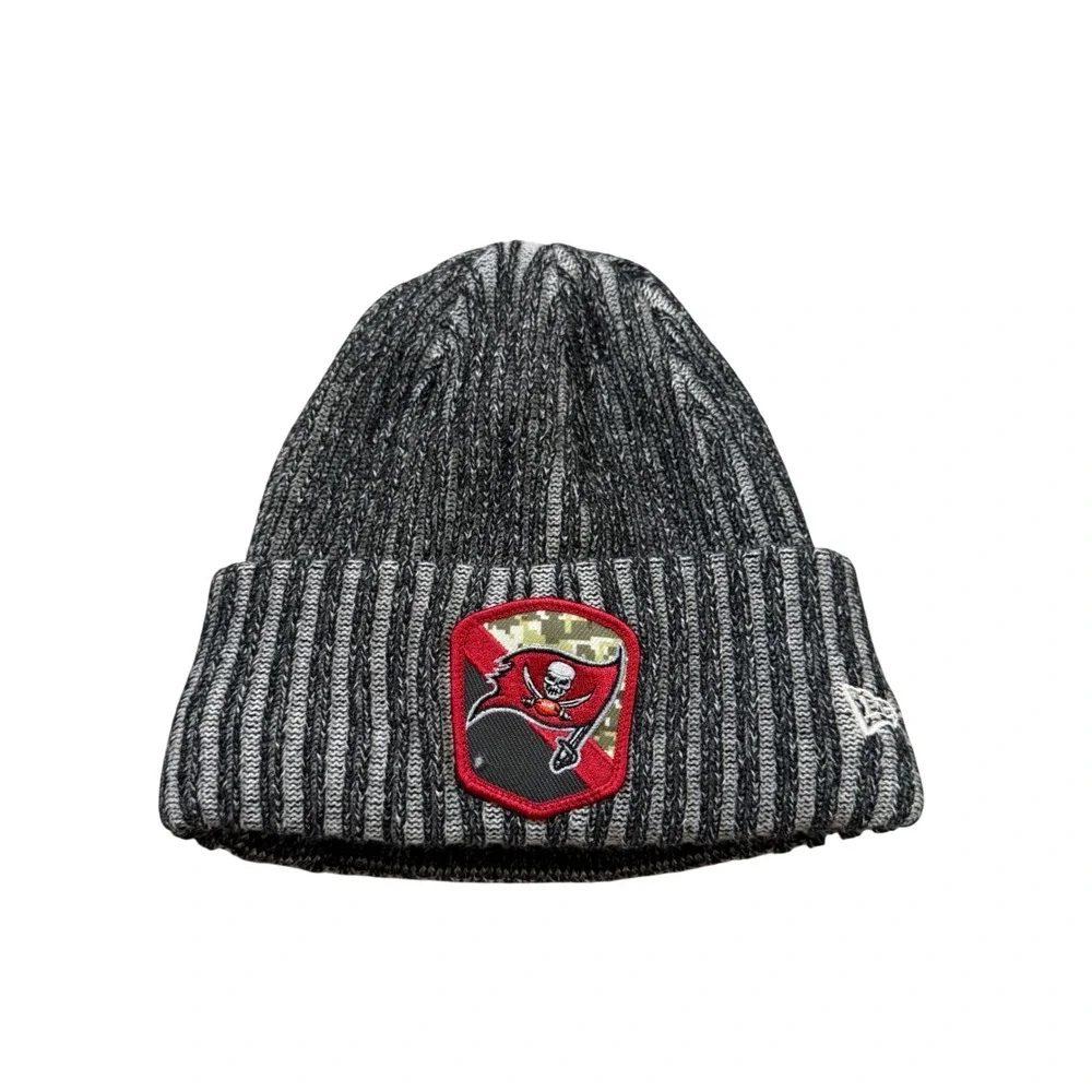 New Era Tampa Bay Buccaneers Beanie Youth Grey Salute to Service NFL Knit Hat‎
